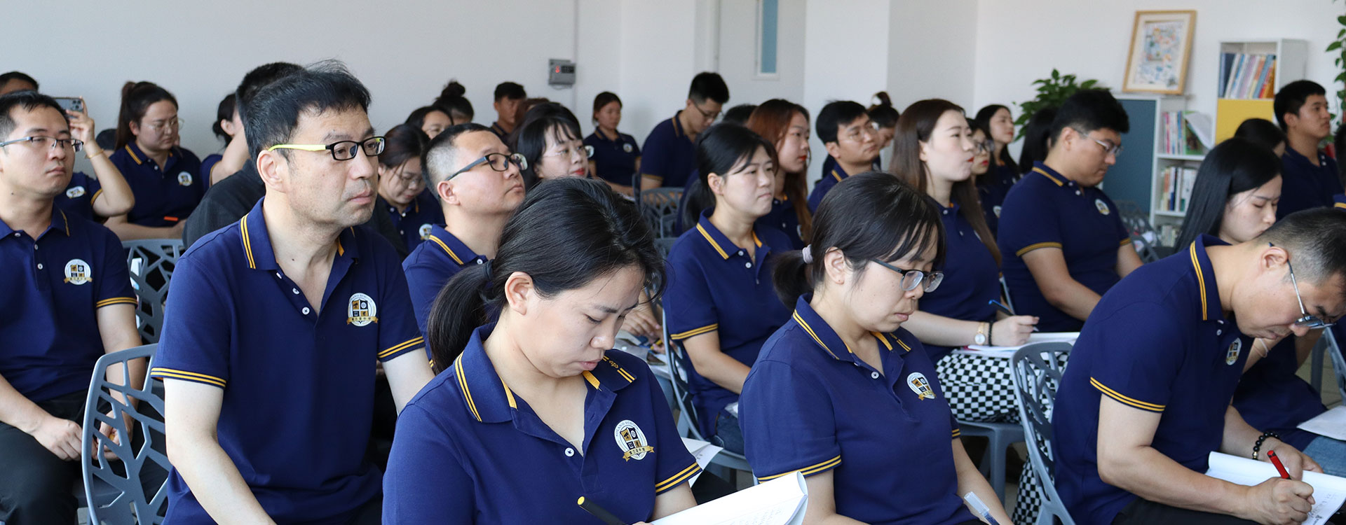 女人让男人日逼叫哭出血的视频